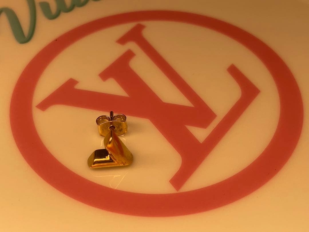 【極美品】Louis Vuitton エセンシャル V スタッドピアス　片耳