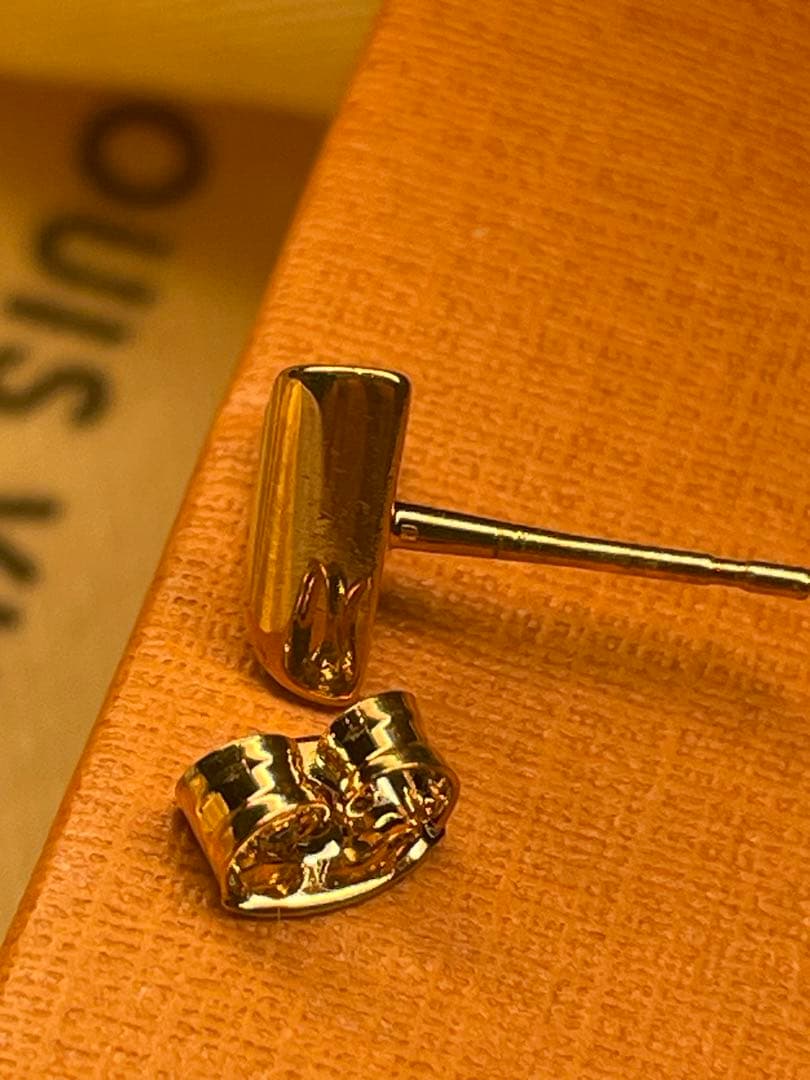 【極美品】Louis Vuitton エセンシャル V スタッドピアス　片耳