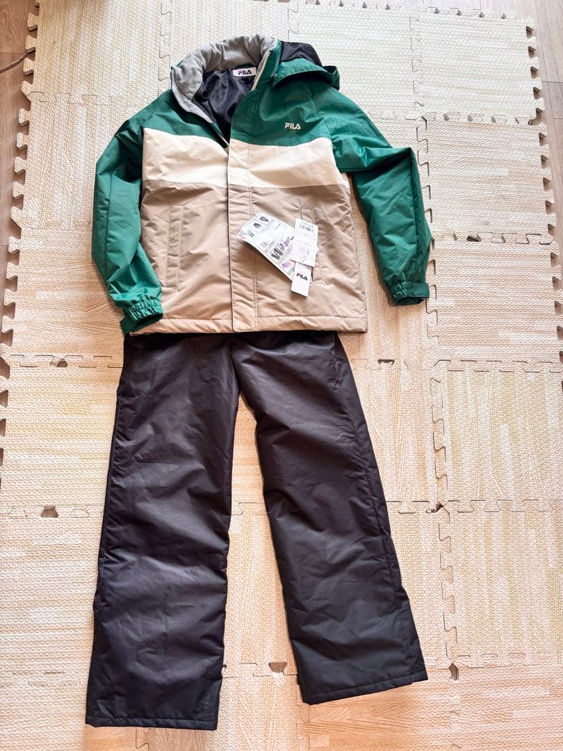 値下げ中！新品、未使用　FILA キッズ　スノーウェア　スキーウェア　上下セット
