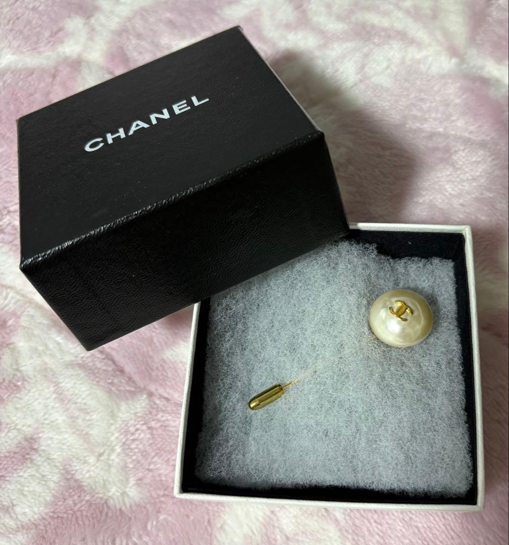 CHANEL ロゴ入りパールブローチ