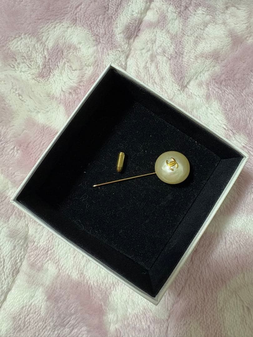 CHANEL ロゴ入りパールブローチ