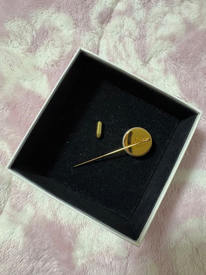 CHANEL ロゴ入りパールブローチ