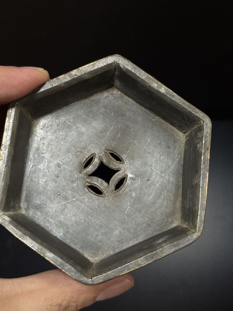 周君吉造 款 点同 古錫製 壽字文 銅覆輪 六角式 三足 建水 唐物 煎茶道具