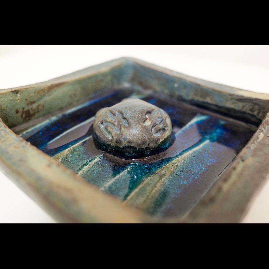 中村錦平　東京焼　灰皿　青釉 「さ」 現代陶芸　現代美術　モダンアート　前衛陶芸