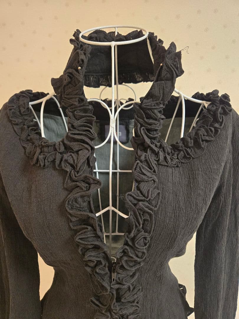 Na+H フリル付きブラック長袖シャツ