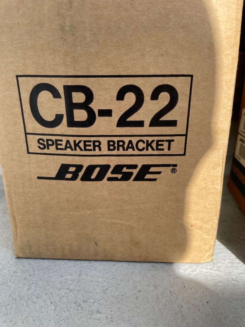 Bose スピーカー　MODEL 121V ２台セット　吊下げ金具付