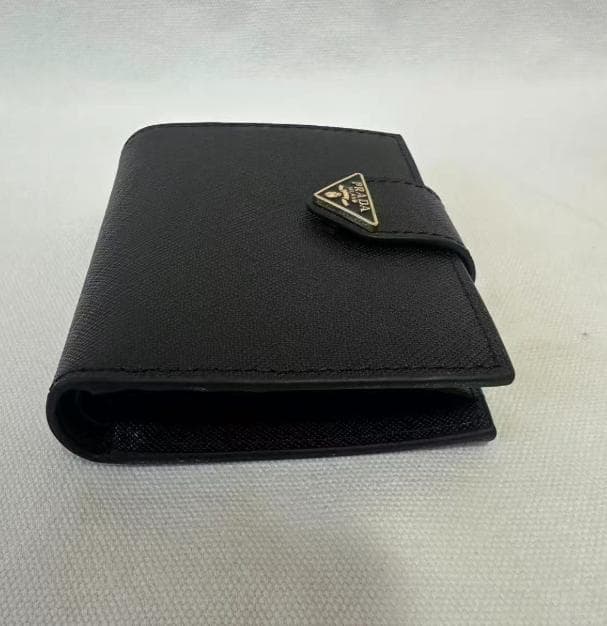 Prada プラダ 二つ折り 財布 ブラックj