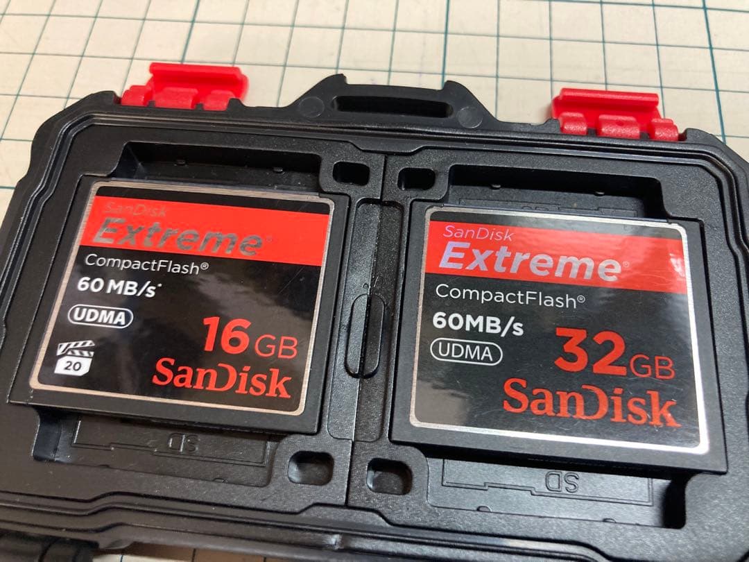 コンパクトフラッシュ（CF）4枚セット　➕　ハードケース付