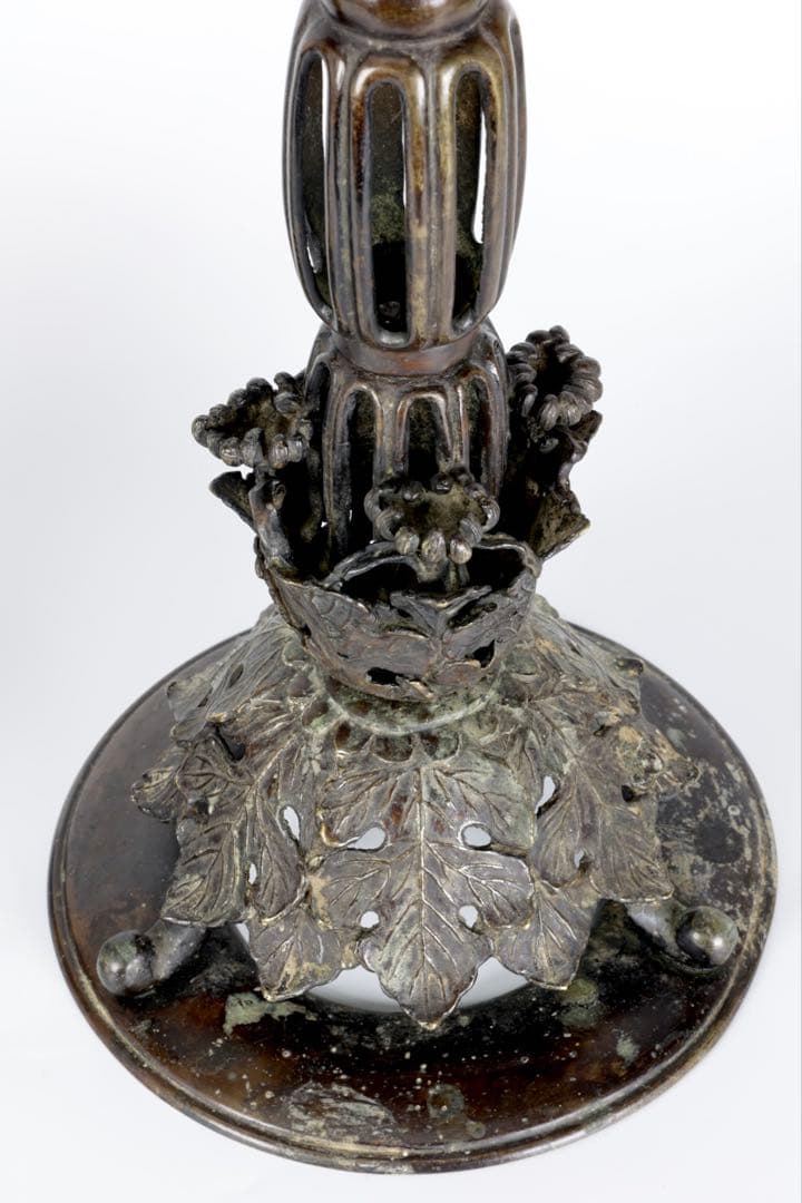 【大型燭台一対】透彫菊花文 細密彫刻 蝋燭立 仏教美術 仏壇 仏具 骨董 古美術