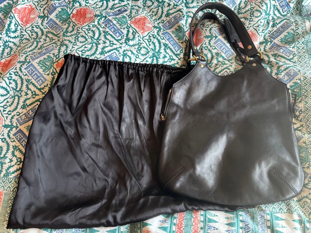 イヴ・サンローラン　ブラック　レザー　バック