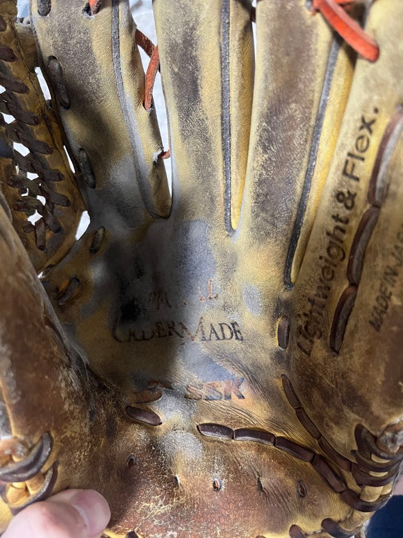 東京ヤクルトスワローズ荒木選手と丹野選手の公式戦で使用したグローブ