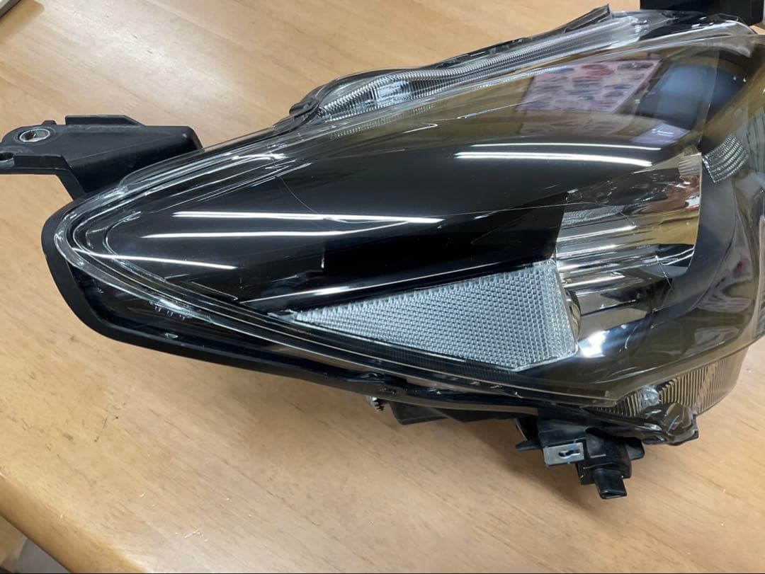 マツダ　マツダ2 右ヘッドライト