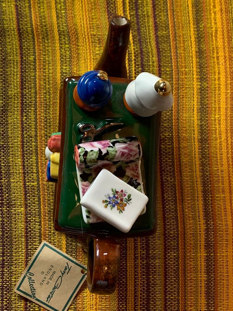 イギリス製　ビンテージのトニーカーターの可愛い服屋さんの手書きのポット！
