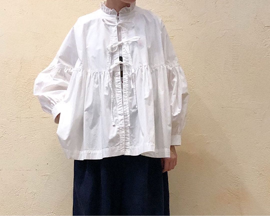 ネストローブ フリルカラーギャザーブラウス　白