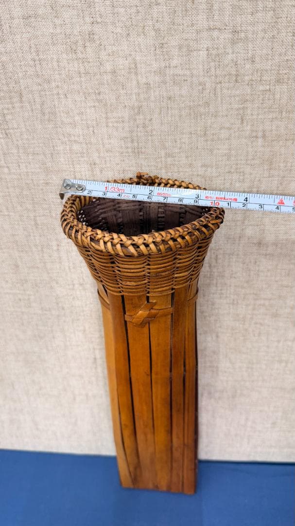 「#傾く美学 #依存の造形 この金色は、寄りかかる場所を求めている。」