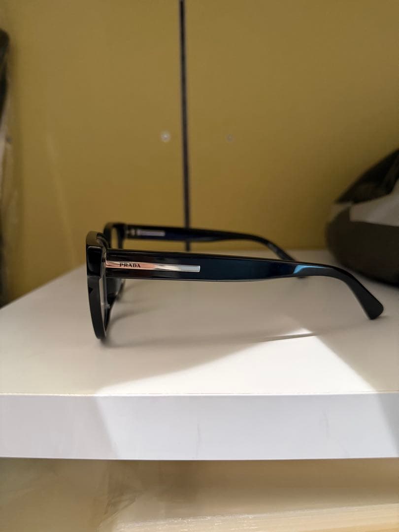 PRADA 黒縁メガネ