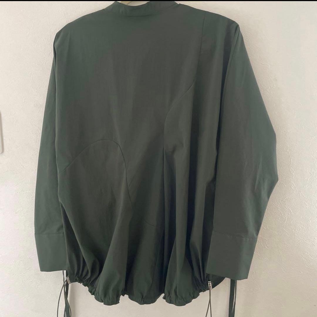 UN3D. ウェーブラインギャザーシャツ カーキ　長袖シャツ 36 スタンド