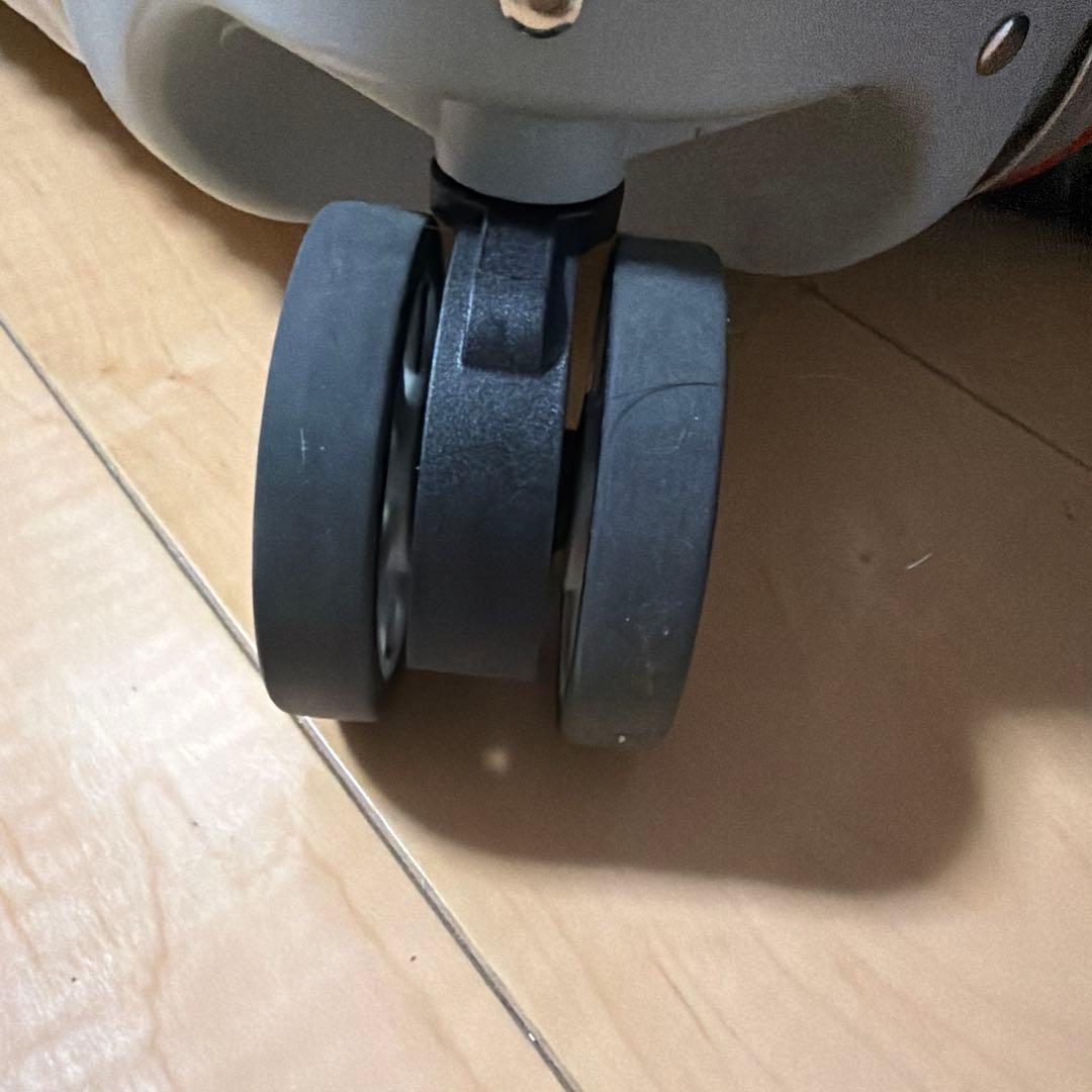 RIMOWA 類似シルバーキャリーケース 4輪