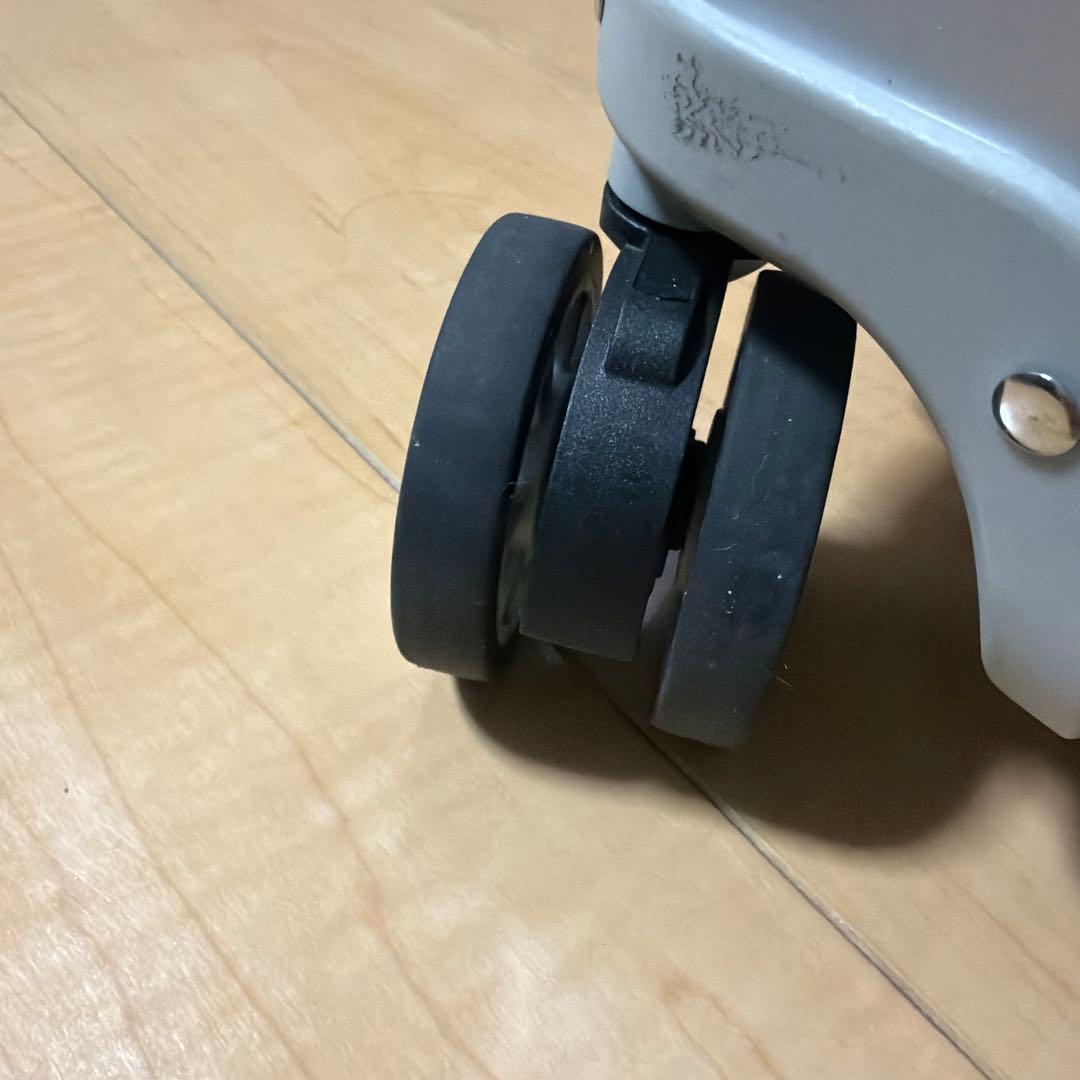 RIMOWA 類似シルバーキャリーケース 4輪