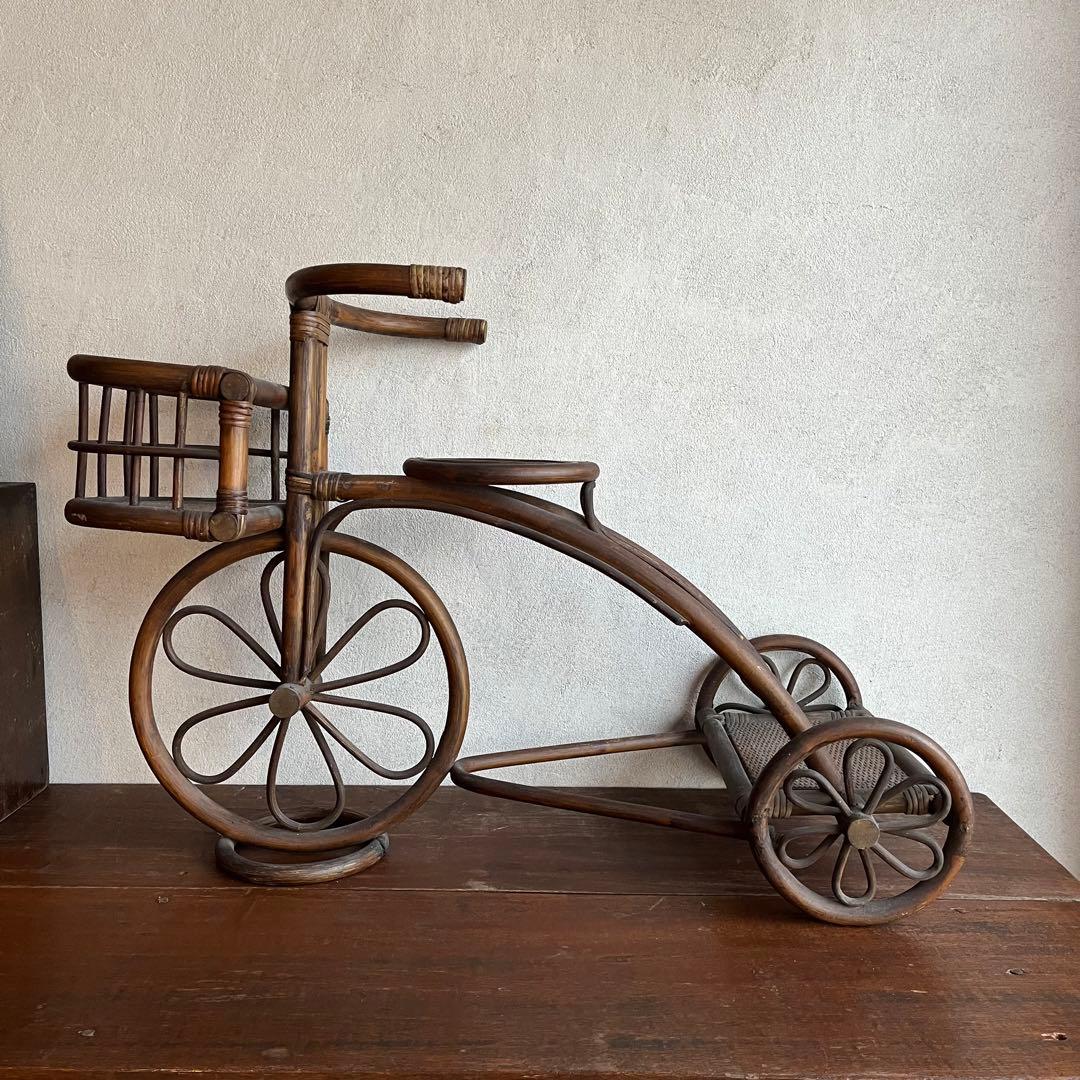 ラタンでできた三輪車　店舗什器 置物