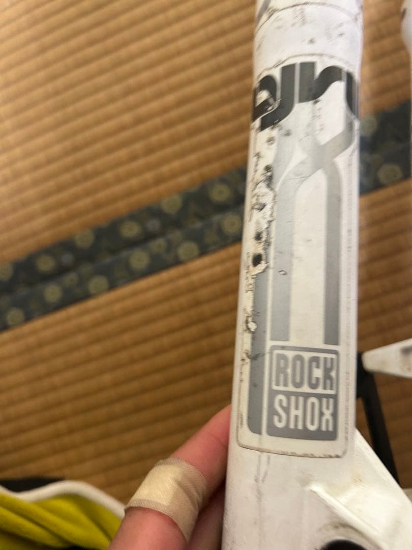 マウンテンバイクフロントフォーク