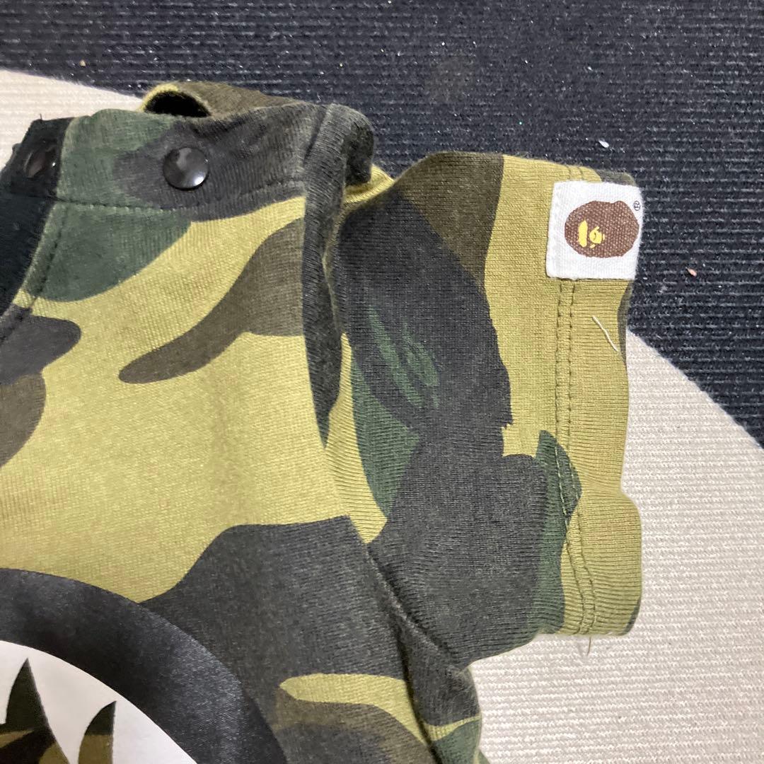 エイプ　迷彩柄 シャークデザインロンパース