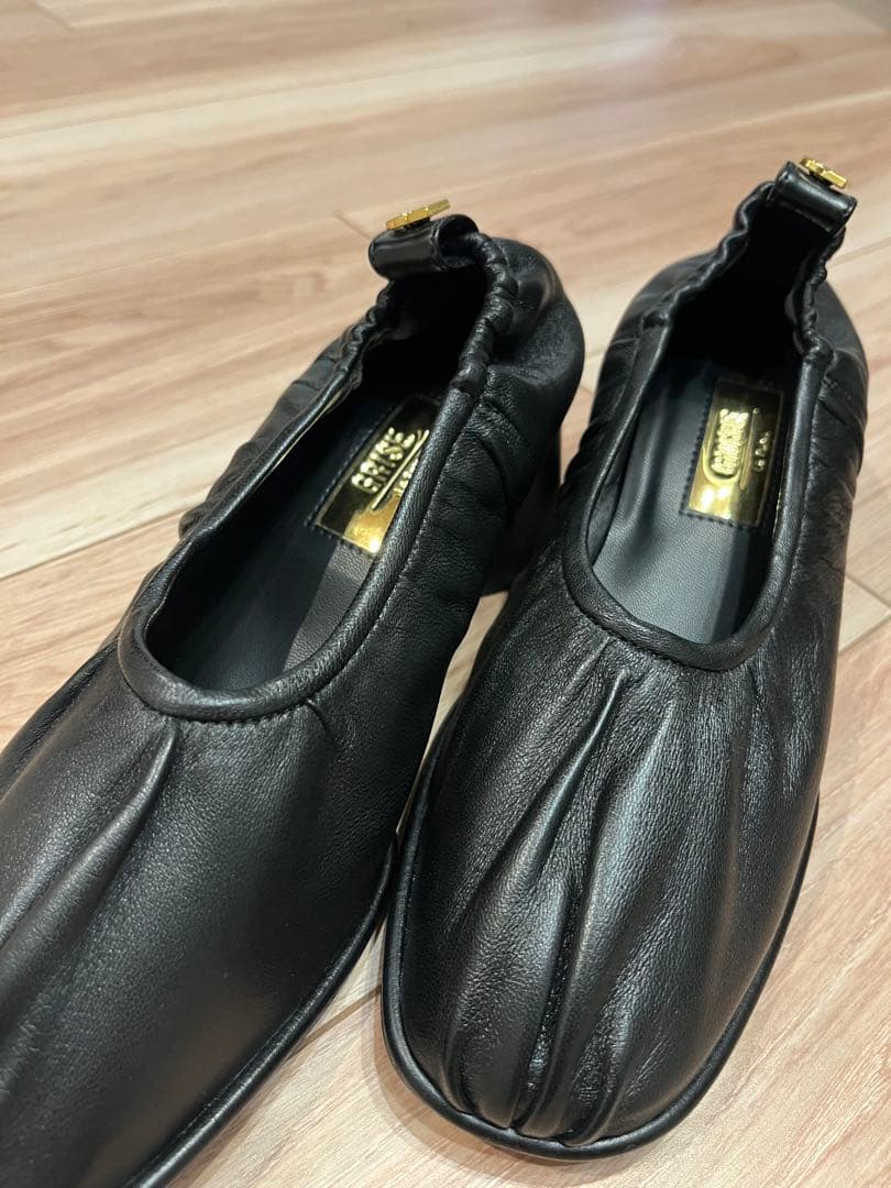 Le Talon GRISE ギャザー入りブラックレザーパンプス