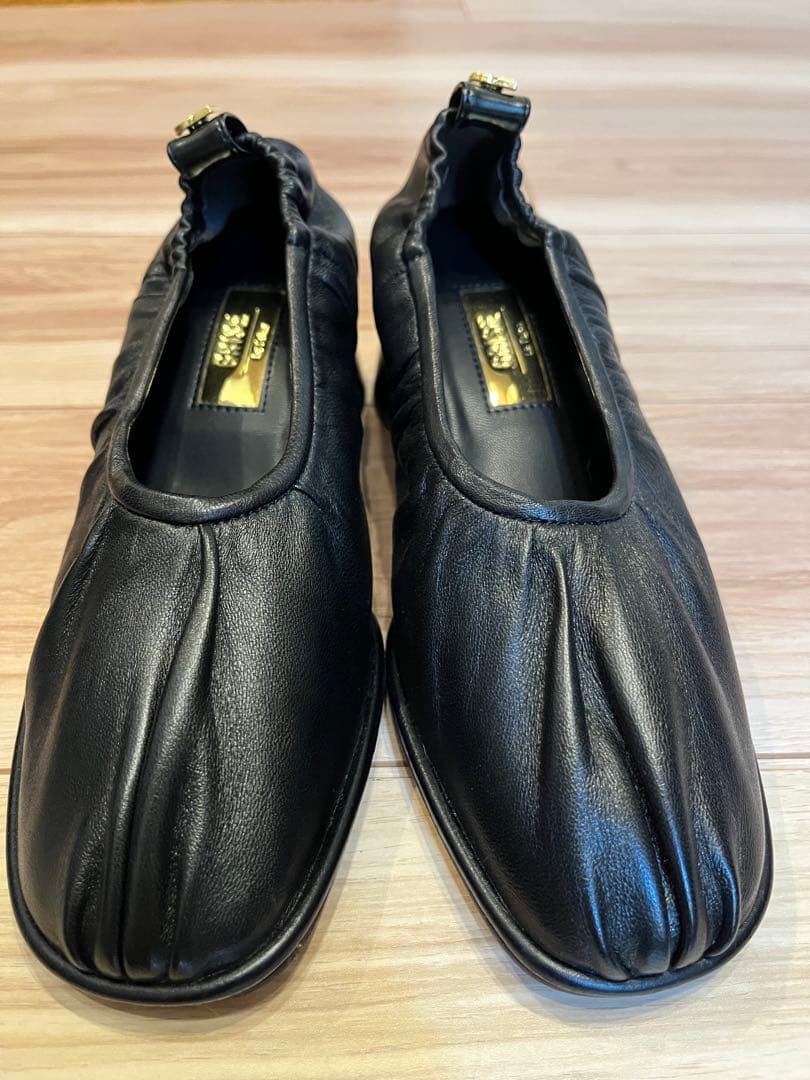 Le Talon GRISE ギャザー入りブラックレザーパンプス