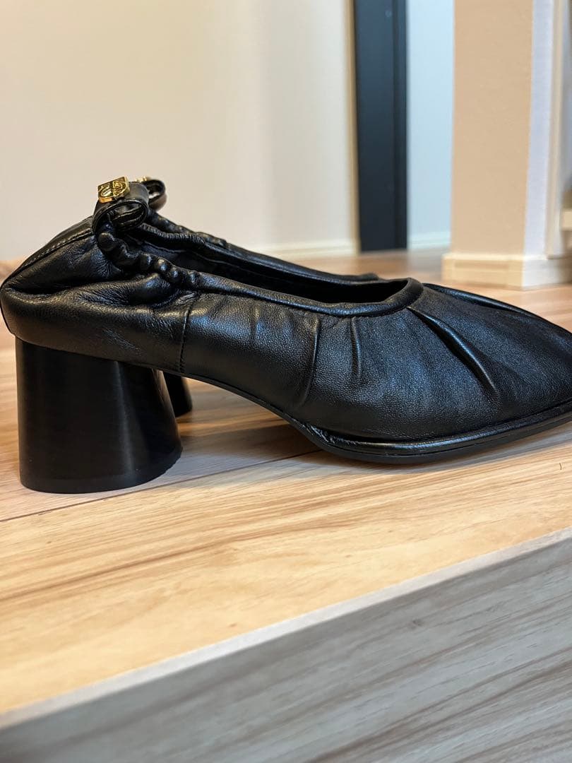 Le Talon GRISE ギャザー入りブラックレザーパンプス