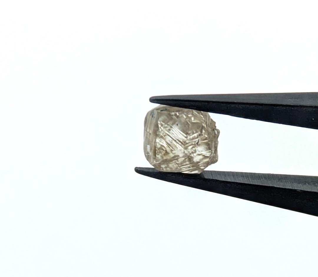 天然ダイヤモンド（蛍光アリ）　2.075カラット