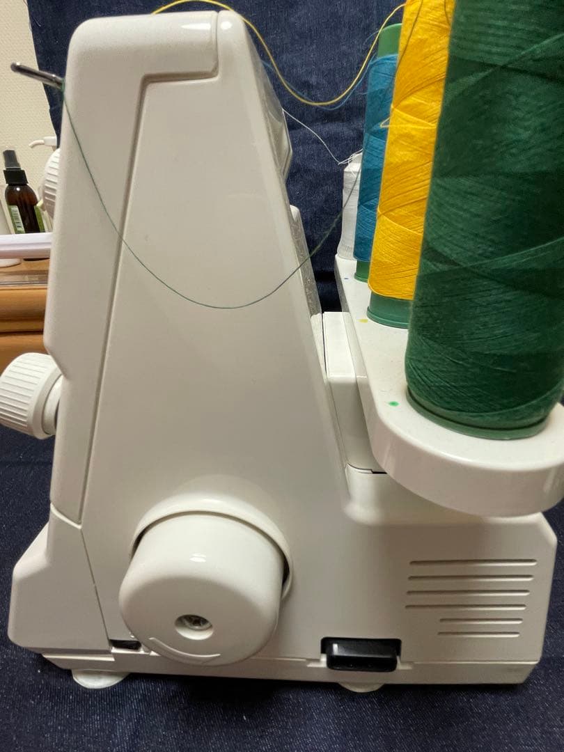 アックスヤマザキ 2本針4本糸ロックミシン　　別売り押さえ4個付き