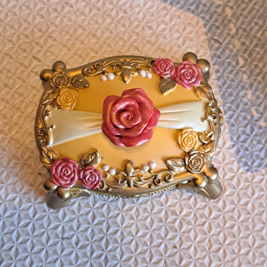 オーロラ姫　ジュエリーケース　バラ装飾 ゴールド アクセサリーケース