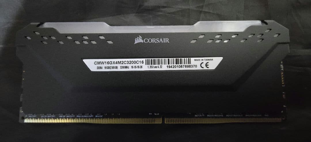 Corsair DDR4 3200Mhz 32GB メモリ （8GBx4）