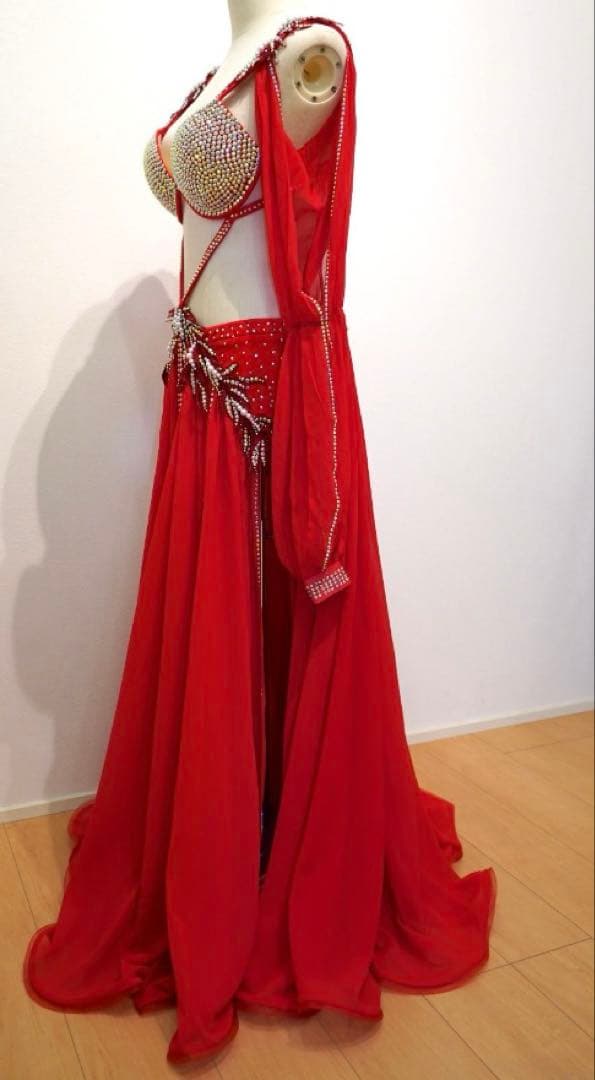 赤いベリーダンスドレス