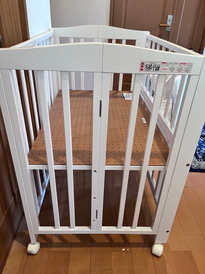 ホワイト木製ベビーベッド　カトージ　布団セット付き