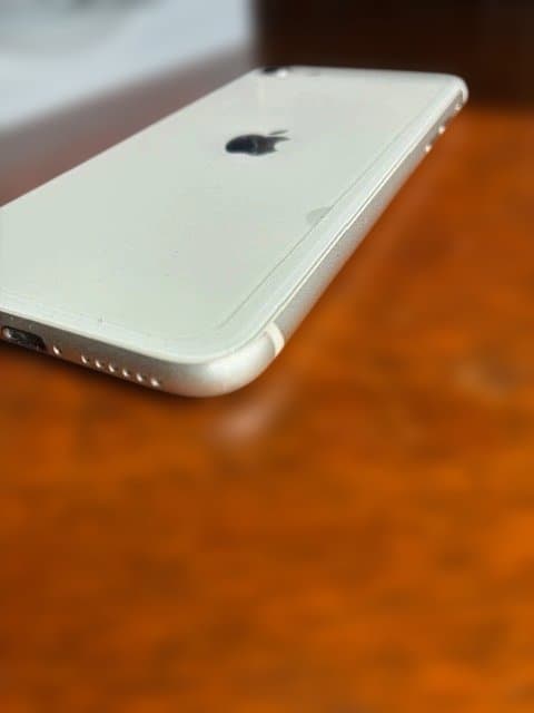 iPhone SE 第3世代　スターライト