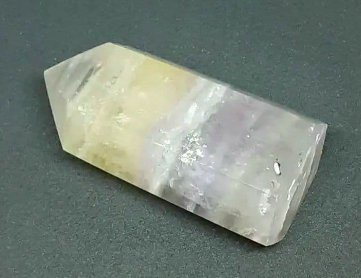 パステル　フローライト　ポイント　六角柱　虹　パイライト共生　蛍石　ピンク