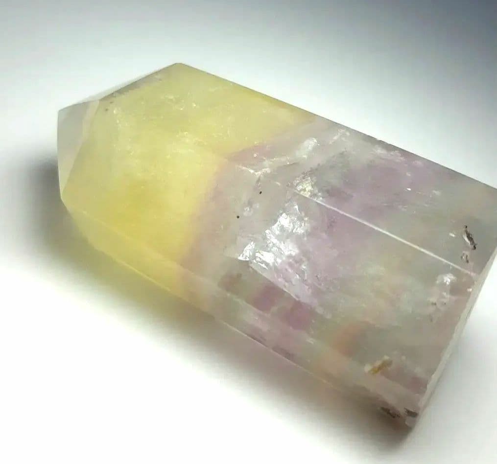 パステル　フローライト　ポイント　六角柱　虹　パイライト共生　蛍石　ピンク