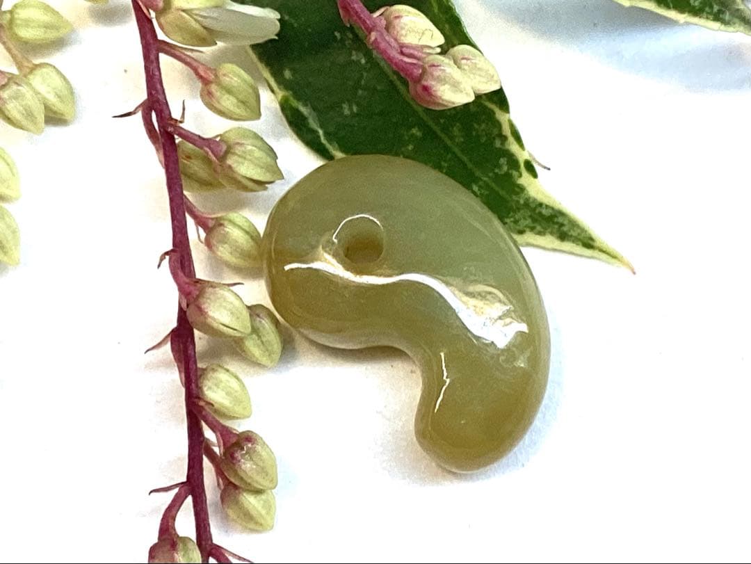 超極上レア物✳一番数少ない幻の幸運の黄色‼️ 糸魚川翡翠勾玉ガラス質　鑑別書取得品