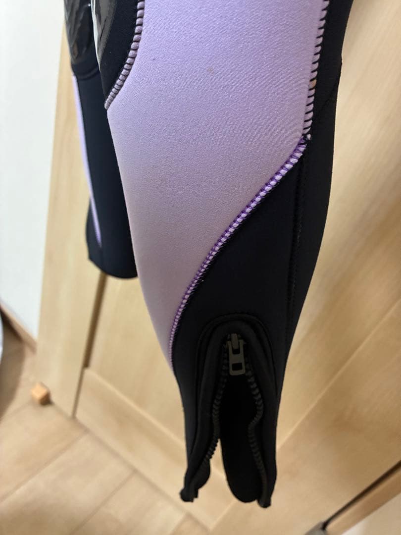 ウェットスーツ 帽子(新品)、説明書、ハンガー、保管用のカバー付き