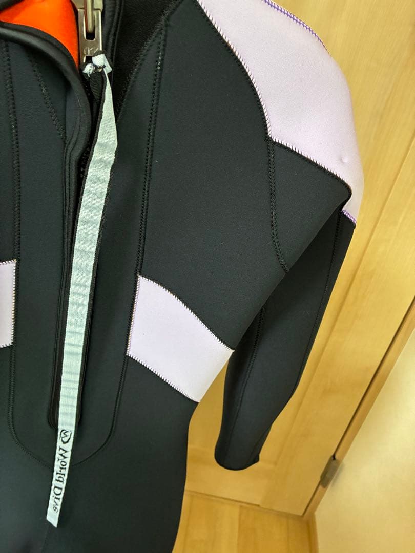 ウェットスーツ 帽子(新品)、説明書、ハンガー、保管用のカバー付き