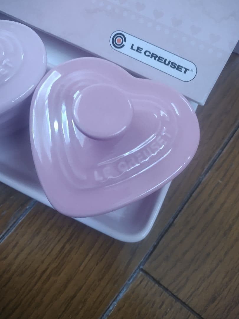 ル・クールゼ陶器製蓋付きミニハートココット３個セット＆専用トレー未使用ピンク