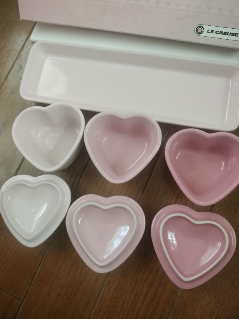 ル・クールゼ陶器製蓋付きミニハートココット３個セット＆専用トレー未使用ピンク