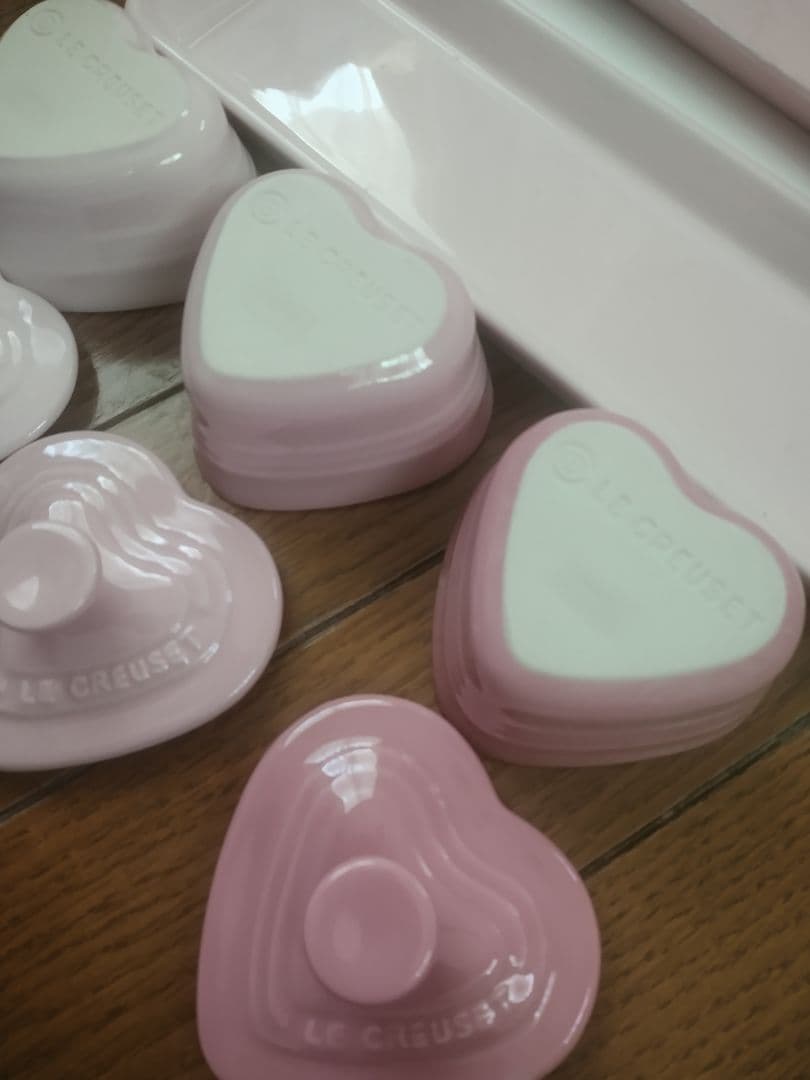 ル・クールゼ陶器製蓋付きミニハートココット３個セット＆専用トレー未使用ピンク