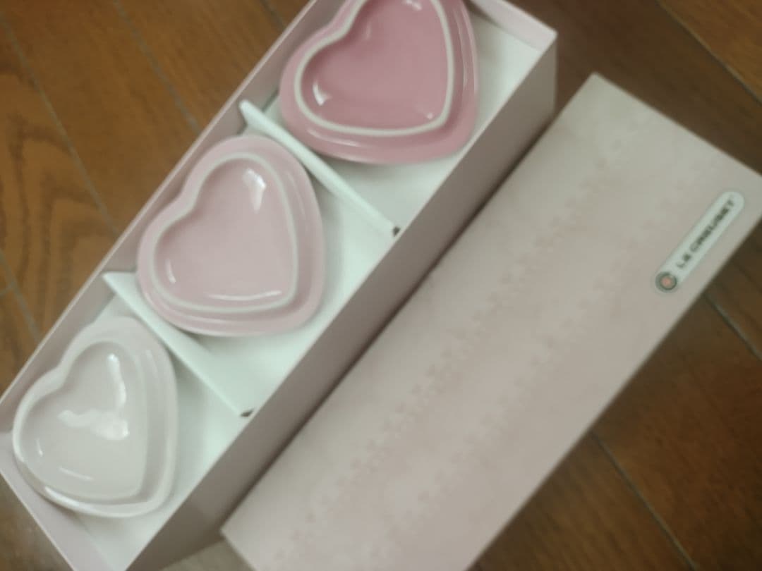 ル・クールゼ陶器製蓋付きミニハートココット３個セット＆専用トレー未使用ピンク