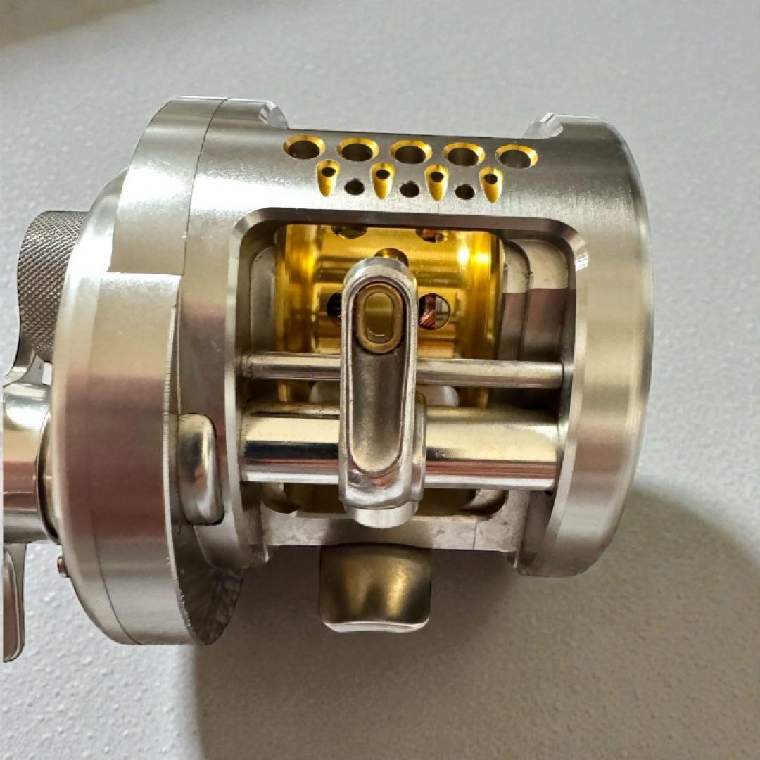 【美品】シマノ カルカッタコンクエスト200DC リール 専用ケース付き