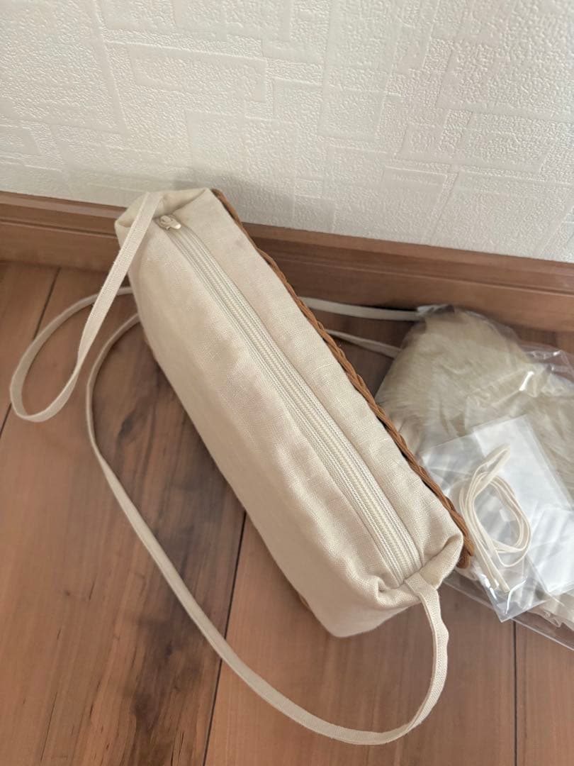 【未使用】fore ラタンポシェット　ファスナータイプ・フリル付き