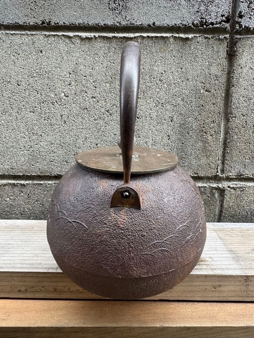 鉄製浮彫り動物模様の鉄瓶 銀象嵌　金粒