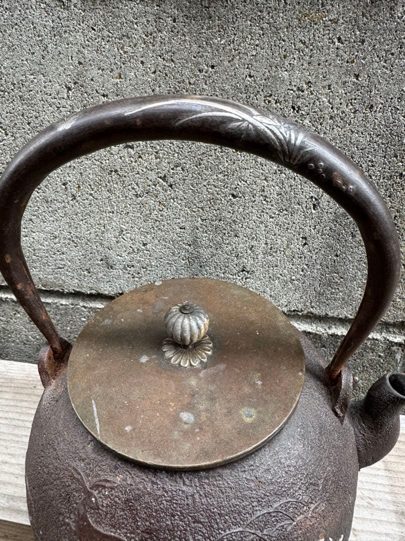 鉄製浮彫り動物模様の鉄瓶 銀象嵌　金粒