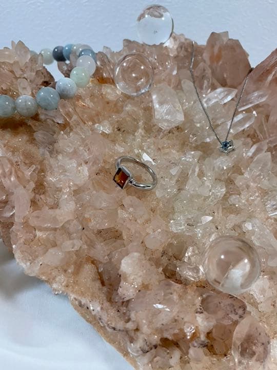 ピンクマニカラン クラスター　たっぷりブレスレット、アクセサリー乗せられます。